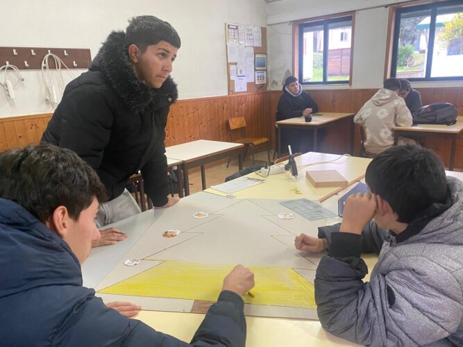 Construção da árvore sobre cartão reciclado com símbolos Compal e Tetra Pak visível.
