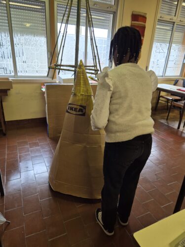 Construção da copa da Árvore reutilizando cartão que foi pintado de amarelo