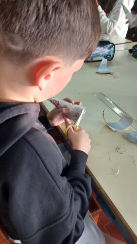 Elaboração de cones, reutilizando embalagens usadas Tetra Pak da marca Compal.