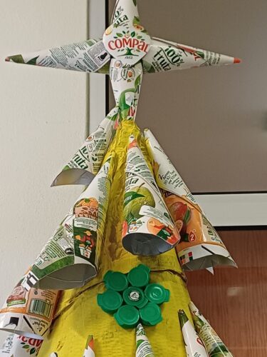 Símbolos Tetra Pak e Compal na Árvore de Natal Amarela.