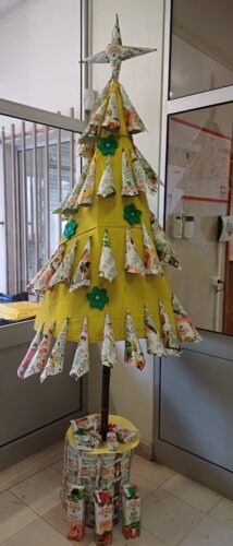 A Árvore de Natal na entrada do Bloco principal do edifício Aires Barbosa.