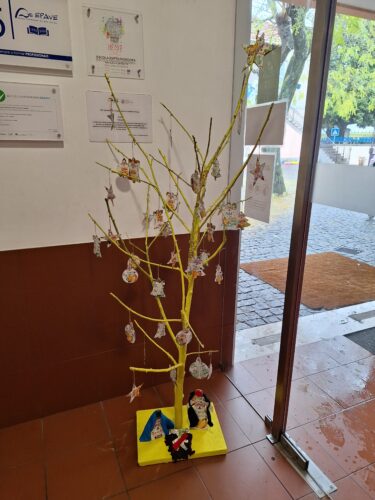 Árvore concluída e colocada no átrio principal da escola.