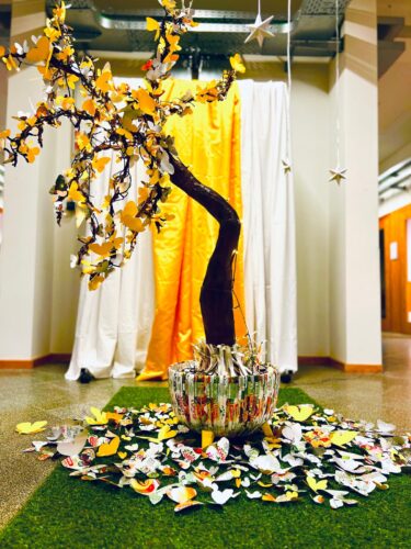 .A árvore foi colocada num espaço comum da escola, “em frente aos gabinetes dos diretores de turma” como elemento de sensibilização ambiental visível para toda a comunidade educativa.