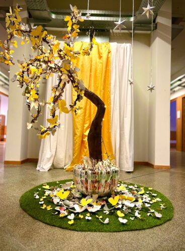 O equilíbrio entre o ser humano e a Natureza. O bonsai representa a importância de educar para a sustentabilidade, mostrando que o respeito pelo ambiente se constrói ao longo do tempo, através de atitudes conscientes e responsáveis no dia a dia.