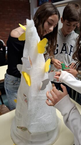 Montagem da estrutura e colagem das borboletas.