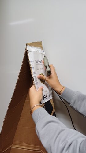 Construção de uma árvore com cartão reciclado e revestido a embalagens tetra pack.