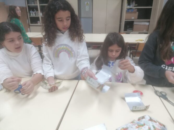 Limpeza e recorte das embalagens.