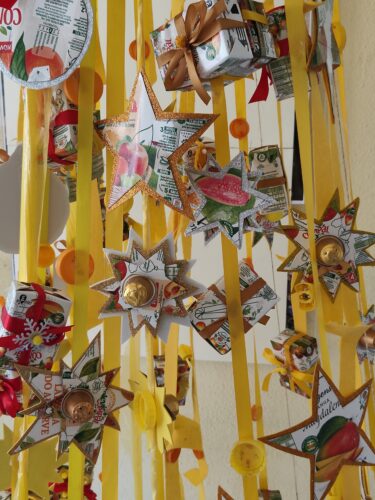 Pormenor das embalagens onde são visíveis a marca Compal e Símbolo Tetra Pak.