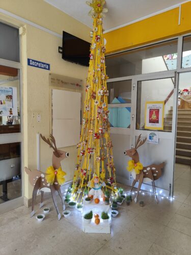 A Árvore de Natal e o Presépio Tradicional Algarvio encontram-se expostos na entrada principal da escola, permitindo que toda a comunidade educativa os possa apreciar, reforçando a visibilidade do projeto e a sua mensagem de sustentabilidade, tradição e c