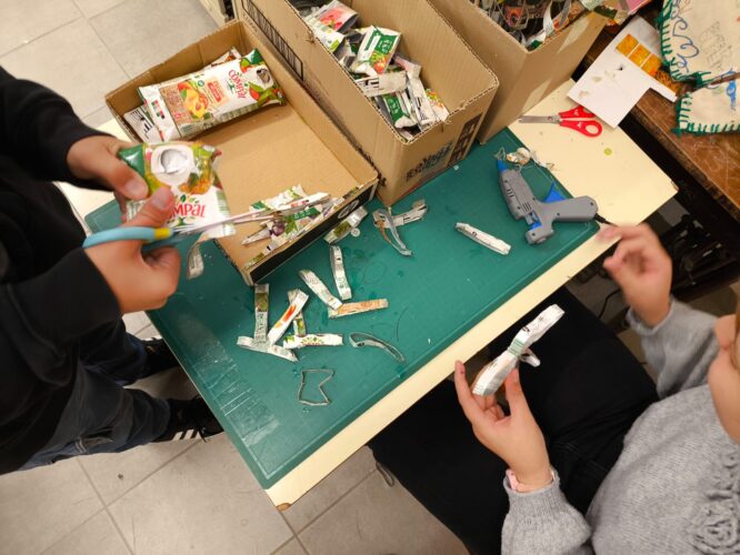 Flores de Natal 1<br/>Depois de lavadas e secas as embalagens foram espalmadas, cortadas e transformadas em flores. Foi utilizada cola quente para colar as diferentes partes.