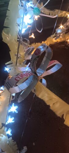 Pormenores<br/>Árvore de natal iluminada onde se evidenciam alguns detalhes.