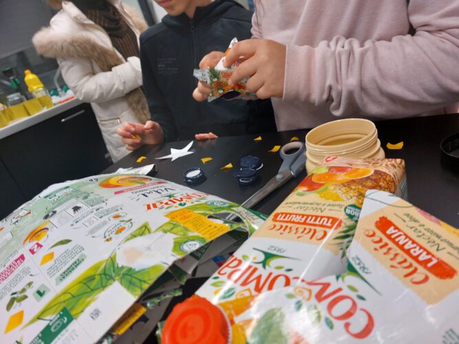 Seleção e recorte das embalagens Compal.