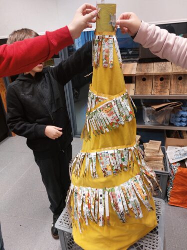 Montagem da "Árvore de Natal Amarela_EBSDD".