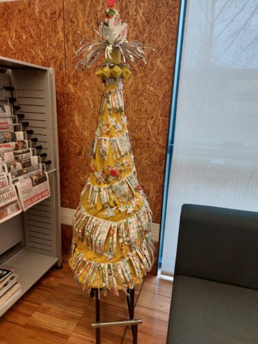 "Árvore de Natal Amarela_EBSDD" colocada na Biblioteca da Escola.