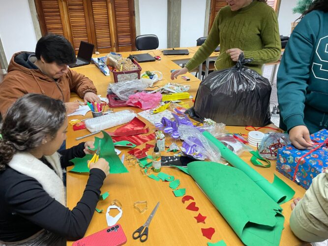 Os trabalhos decorreram em contexto de sala de aula, mas não só. Também nos intervalos nos dedicamos à execução do nosso objetivo comum.