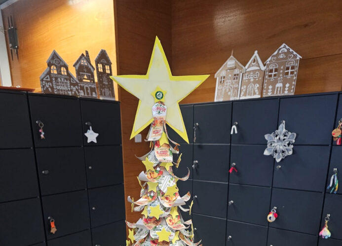 Símbolo tetrapak no centro da estrela e símbolo da Compal em vários locais.