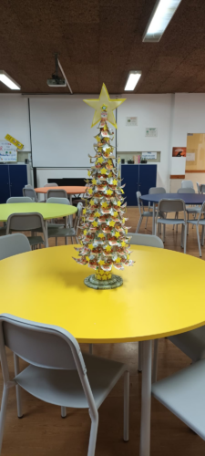 A nossa árvore está exposta na Sala do Aluno. Foi objeto de muitos elogios!