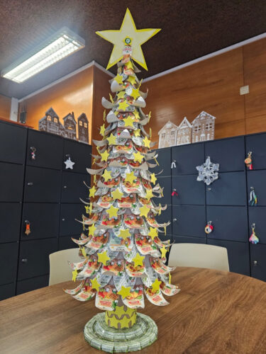 Uma árvore cheia de detalhes, bem trabalhada pelos alunos, com vários pormenores interessantes - por exemplo, usamos a informação nutricional na base da árvore (a nossa "relva").