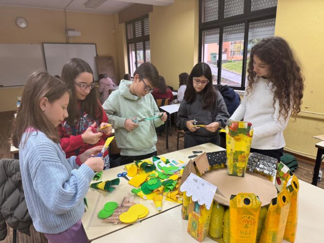 Montagem da árvore Compal/Tetra Pak: Os pacotes viram casinhas que, unidas umas às outras, vão dando forma à nossa árvore!