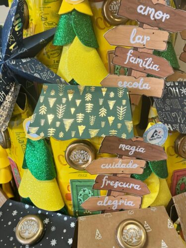 Árvore com embalagens Compal e símbolos da Tetra Pak e Compal.