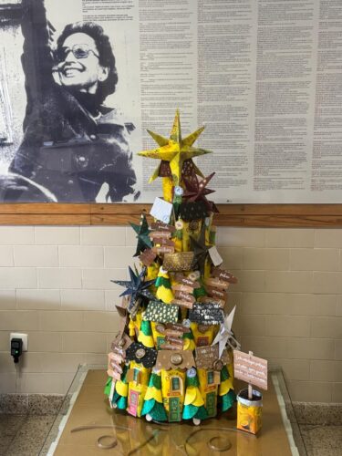 A árvore de Natal em destaque no hall da entrada principal, junto à padroeira da nossa escola, Virgínia Moura!