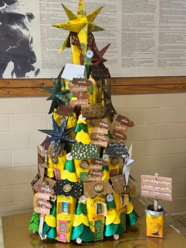 A nossa árvore, Aldeia de Natal! Casinhas com janelas, árvores com lantejoulas, estrelas a luzir e, no final, todos os alunos a sorrir!