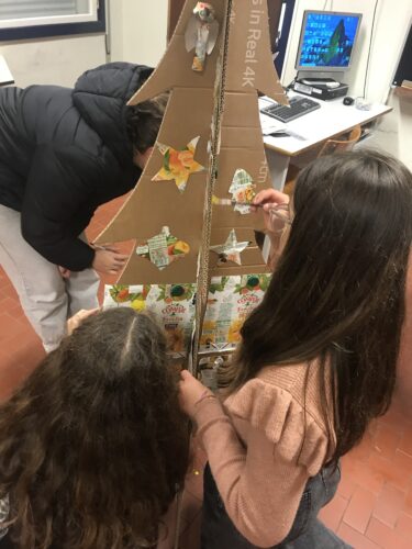 O trabalho continuou!<br/>Depois de construída a nossa árvore, os alunos continuaram a colar alguns elementos decorativos e a começar a pintar de amarelo.