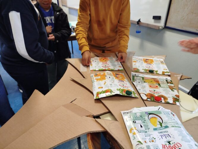 O começo!<br/>Depois de escolhido um cartão resistente, foi desenhada e cortada a estrutura da nossa árvore. Os alunos também começaram a colar, com cola quente, as várias embalagens da Compal.