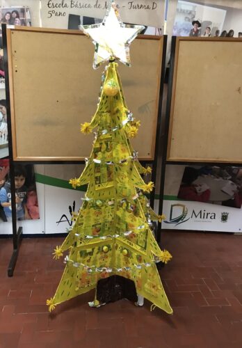 O nosso "Natal Amarelo"!<br/>Depois de concluída, a árvore foi colocada no hall de entrada do bloco que serve de passagem para todos os elementos da comunidade educativa.