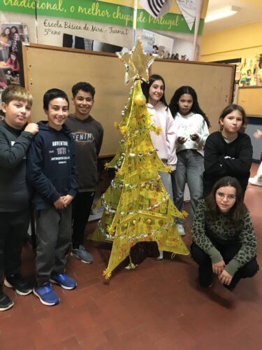 A nossa árvore!<br/> Este desafio só foi possível de concretizar com a contribuição de todos os elementos da nossa comunidade escolar, aqui representada por alguns alunos.