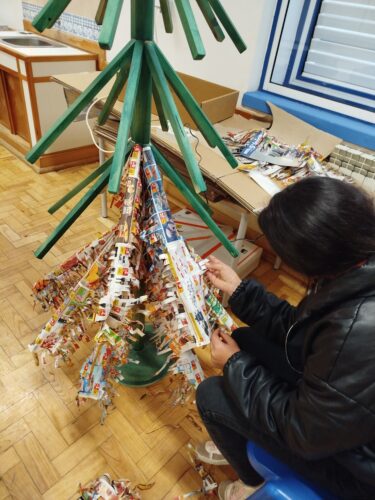 Fixação de papel na estrutura de madeira através de colagem.