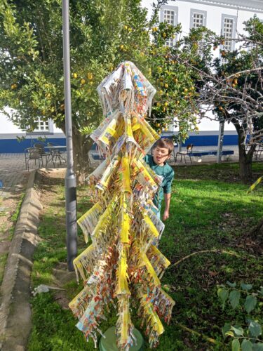 Pintura da árvore de Natal em amarelo, trazendo luminosidade e originalidade.