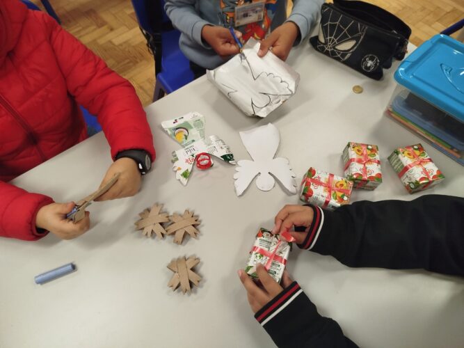 Recorte de embalagens COMPAL/Tetra Pak para criar figuras natalícias e decorar a árvore de Natal.