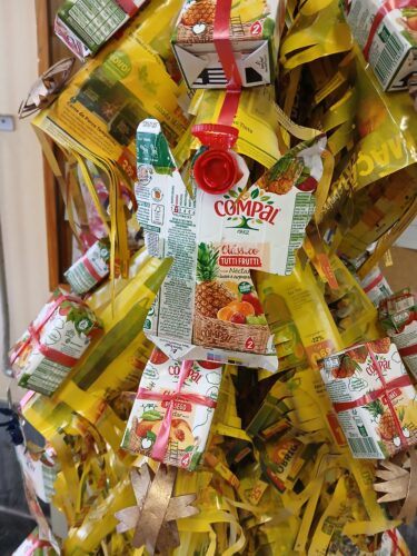 A árvore de Natal é totalmente preenchida com figuras natalícias criadas a partir de embalagens COMPAL/Tetra Pak.