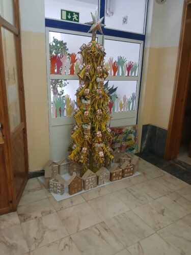 No espaço principal da escola, a árvore de Natal brilha como símbolo de união e celebração para toda a comunidade escolar.