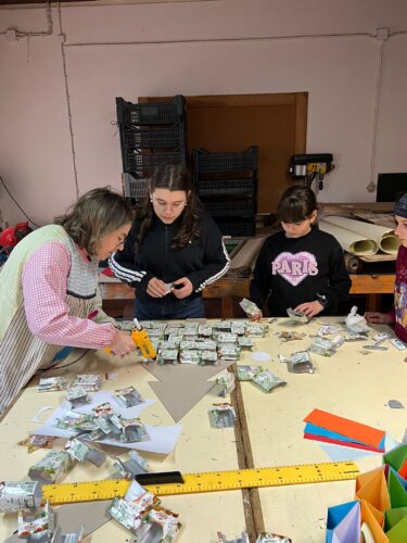 Colagem dos pacotes de 200 mL da marca Compal no cartão em forma de árvore.