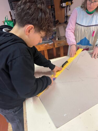 Recorte do cartão em forma de árvore, onde serão colados os pacotes de 200 mL da Compal.