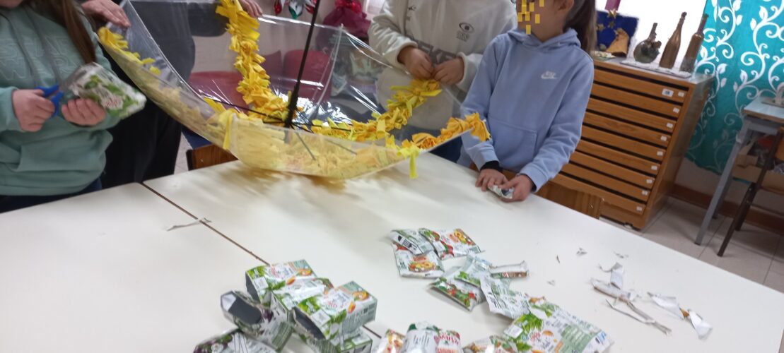 Seleção de materiais/Preparação/Início da construção da Árvore de Natal no Centro de Apoio à aprendizagem, por alunos de medidas educativas adicionais com apoio das docentes.