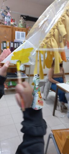 Finalização da construção da árvore no Centro de Apoio à aprendizagem, por alunos de medidas educativas adicionais com apoio das docentes.