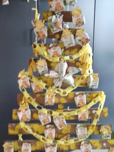 Tetra Pack e Compal utilizados na Árvore de Natal Amarela.