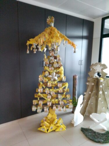 Produto final - árvore exposta no pavilhão de entrada da escola.