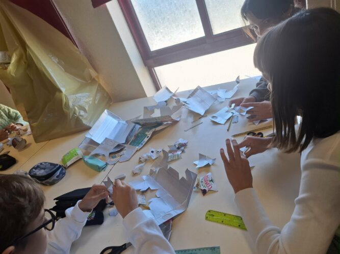 Construção de bolas e estrelas de Natal com as embalagens Tetrapak e Compal