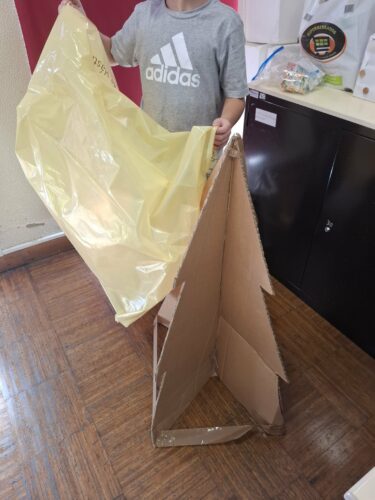 A estrutura de cartão foi coberta com o saco do Embalão