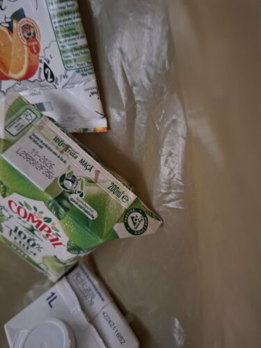 Embalagens coladas na árvore com os símbolos bem visíveis, com as embalagens Tetrapak e Compal