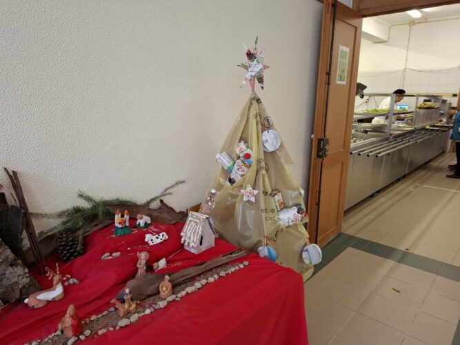A árvore ficou na cantina junto ao presépio