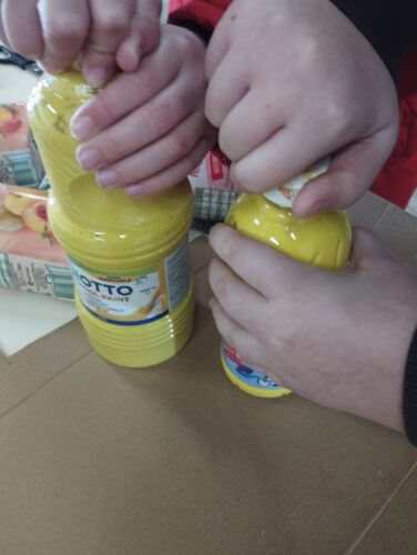 Depois de recortada a árvore em cartão reutilizado, foi pintada com tinta de guache amarelo.