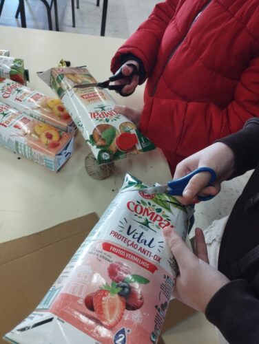 Os motivos de decoração da árvores foram recortados das embalagens de compal.