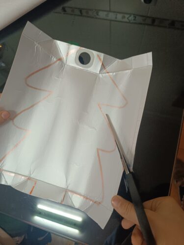 Recorte das embalagens com formato de árvore