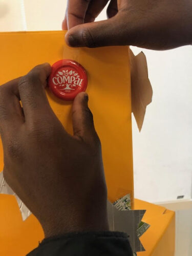 Colagem de enfeites da árvore com os símbolos da Tetra Pack e Compal