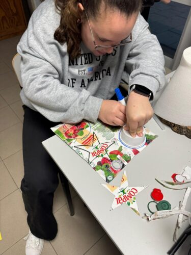 Construção dos ornamentos a partir de embalagens Compal